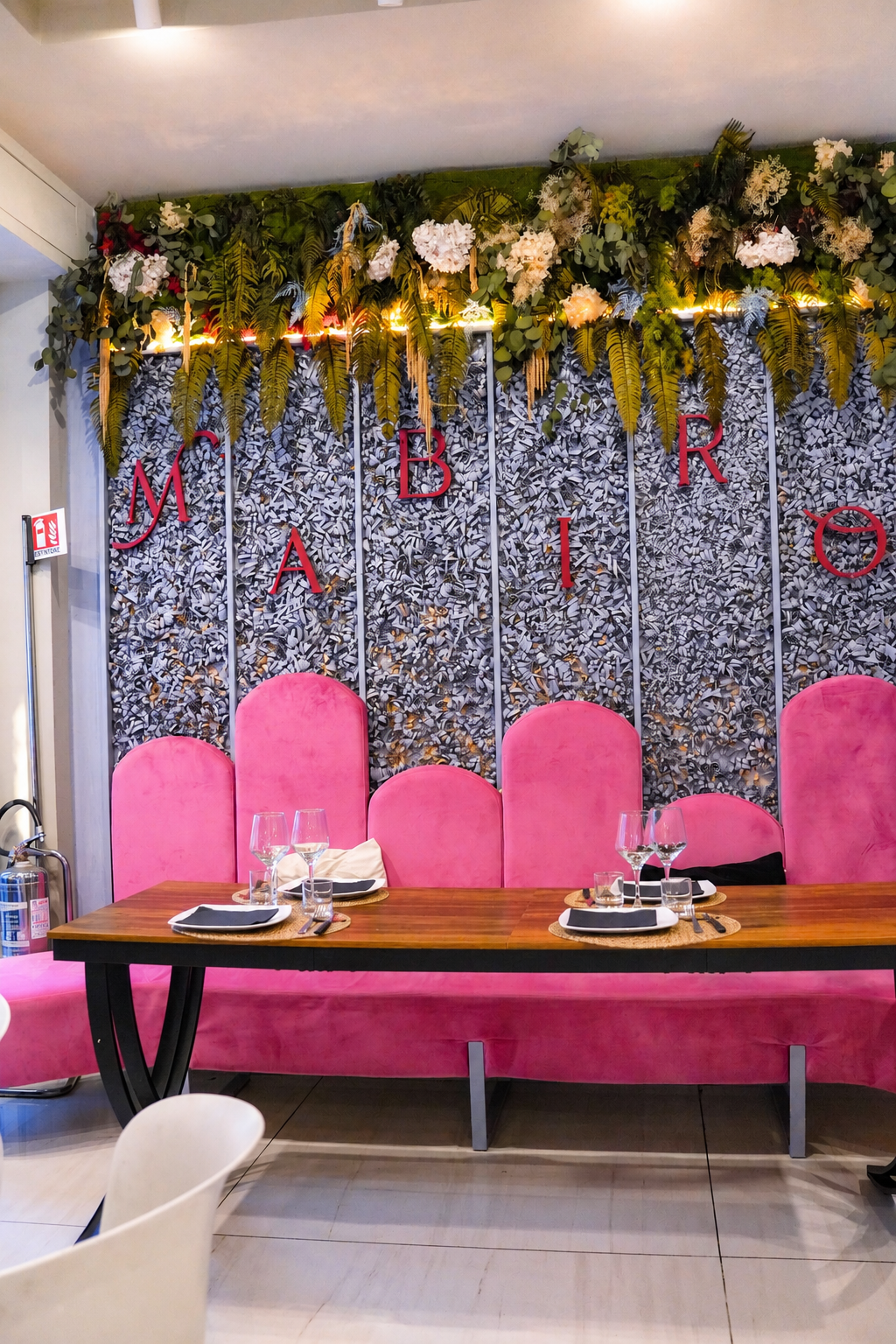 La nuova sala bistrot di Mabirò a Pomigliano d'Arco con luce calda serale